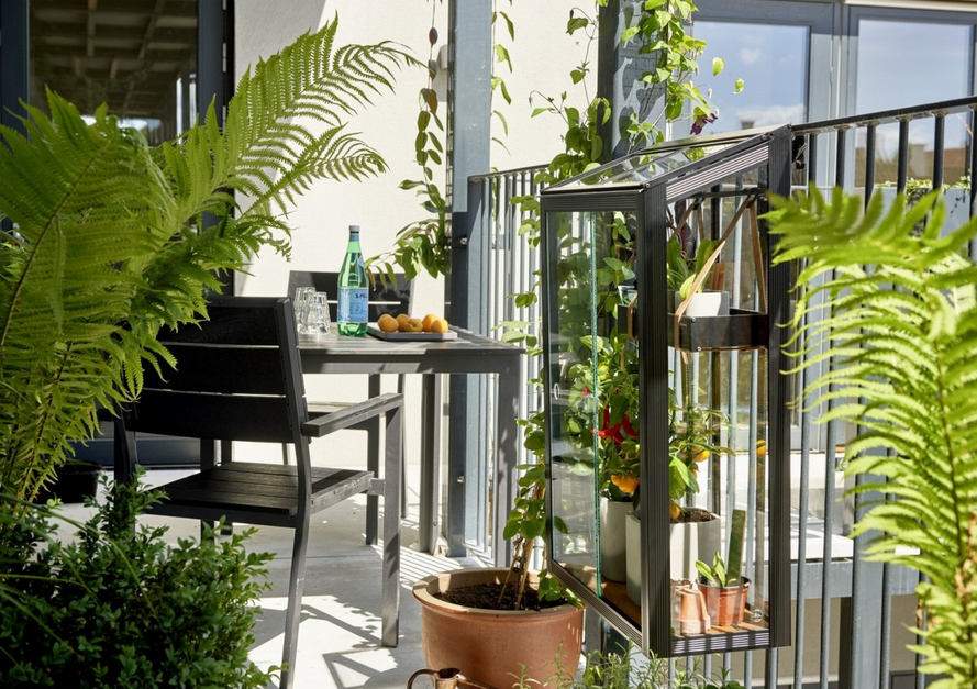 Une serre à fixer sur votre balcon pour profiter des joies du jardinage même en milieu urbain.